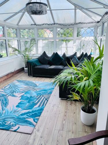 Kilátás, Family & friends get together birthday hot tub in Nottage