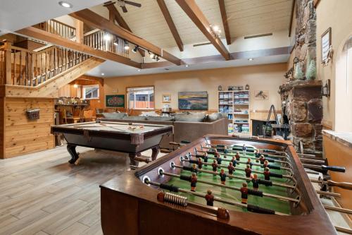 Bear Family Cabin - Stay together & play together! Foosball, billiards, hot tub, walk to lake!