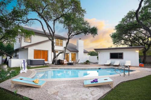 City Gem with Pool Hot tub Movie Theater PuttPutt in San Antonio, USA
