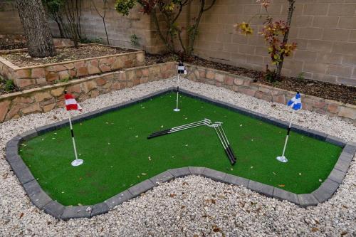 City Gem with Pool Hot tub Movie Theater PuttPutt in San Antonio, USA