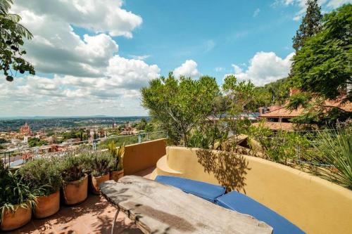 Architect house with rooftop in San Miguel Centro by VIATO in San Miguel de Allende, Mexico