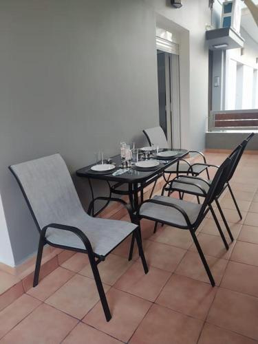 設施, The Grey House in 泰普希賽-烏永尼區