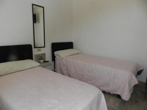 2 twin beds
