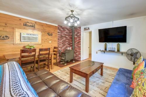 Rustic Cabin with Patio 8 Mi to Kings Canyon Park, Miramonte (photo 2)