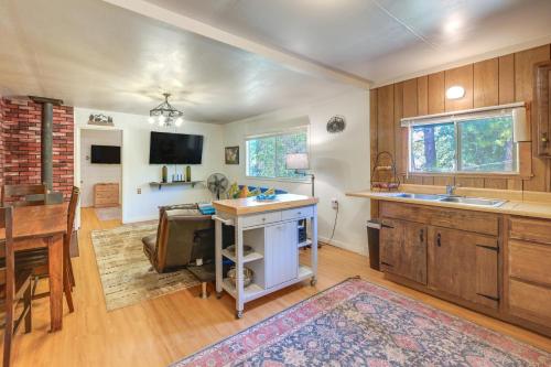 Rustic Cabin with Patio 8 Mi to Kings Canyon Park, Miramonte (photo 6)