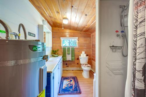 Rustic Cabin with Patio 8 Mi to Kings Canyon Park