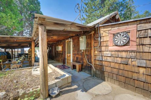 Rustic Cabin with Patio 8 Mi to Kings Canyon Park