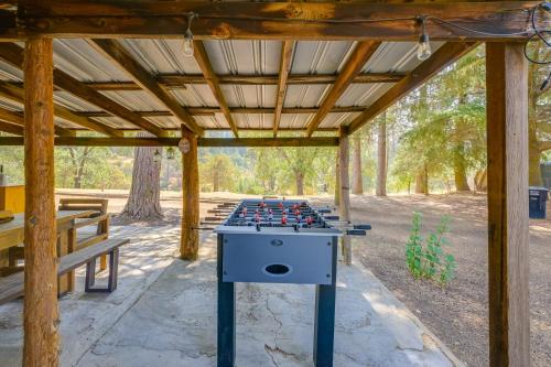 Rustic Cabin with Patio 8 Mi to Kings Canyon Park