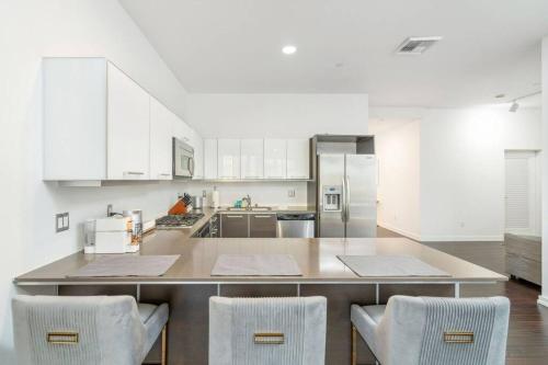 Downtown LA with the breathtaking view 2 bedrooms and parking space, Los Angeles (fotografie 10)