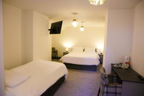 1 queen bed, 1 twin bed