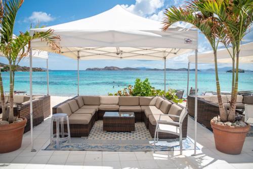 Ресторан, Luxurious Beachfront Condo!!! Paradise at your toes in Red Hook