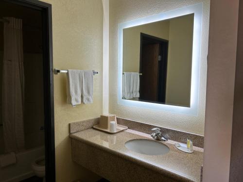 Days Inn by Wyndham Holbrook - image 41