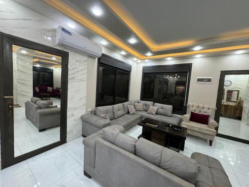 อาหารและเครื่องดื่ม, Abu Hossam s chalet in เญราช