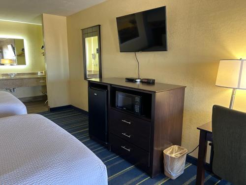 Days Inn by Wyndham Holbrook - image 31