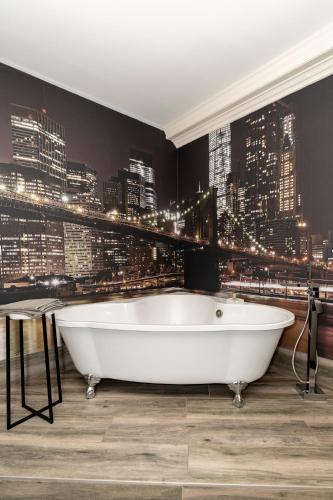 บริการและสิ่งอำนวยความสะดวก, อินน์ แอท บรอดเวย์ (Inn on Broadway) near สนามกีฬาบลู ครอส