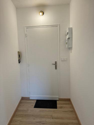 Studio 2ème étage - Centre-ville - Local vélos disponible (Studio 2eme etage - Centre-ville - Local velos disponible) in มาแยน