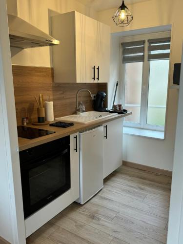 ห้องครัว, Studio 2ème étage - Centre-ville - Local vélos disponible (Studio 2eme etage - Centre-ville - Local velos disponible) in มาแยน