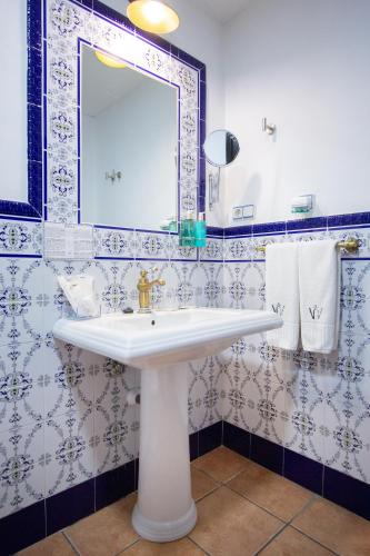 Deluxe Double Room with City View image 10