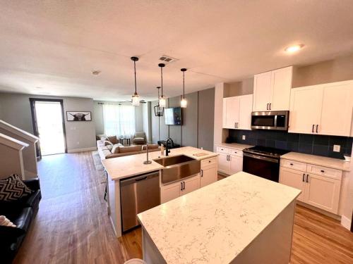 Cozinha, Loop, New Luxurious Large 3BR House, Sleeps 11 with Free Parking in Fairview (TX)