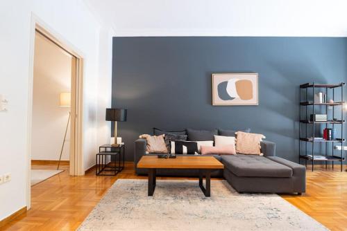 The Azure Teal Athens 2 mins from the metro ! Fully airconditioned!, Atene