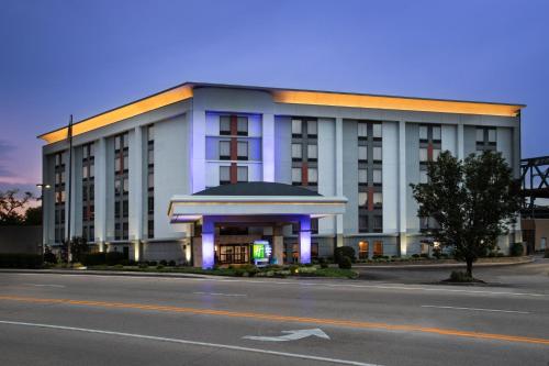 Holiday Inn Express & Suites Cincinnati Riverfront an IHG Hotel - image 2