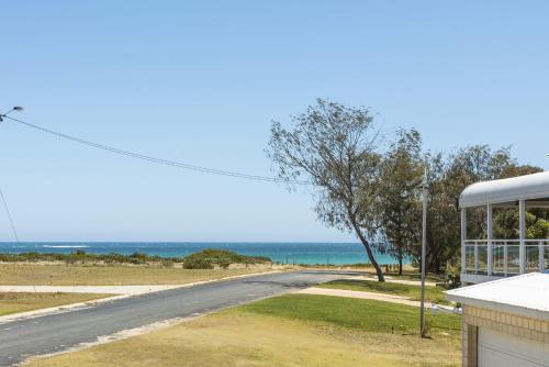 Beach Break - Family Accommodation with Ocean Views, Lancelin (foto 6)