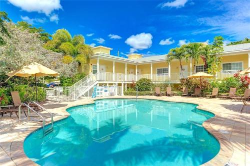 New Listing! Pool Jacuzzi, 3-min to Beach Bars & Entertainment - in Siesta Key, USA