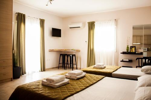 Deluxe Triple Studio with 1 Double Bed and 1 Single Bed image 4
