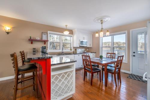 Point Of View I 55 SmartTV I Riverside I Sleeps 5 in Bancroft (ON)