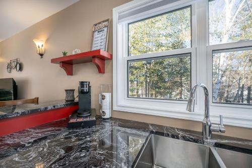 Point Of View I 55 SmartTV I Riverside I Sleeps 5 in Bancroft (ON)