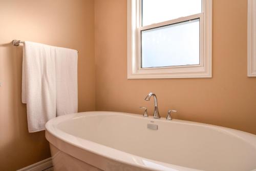 Point Of View I 55 SmartTV I Riverside I Sleeps 5 in Bancroft (ON)