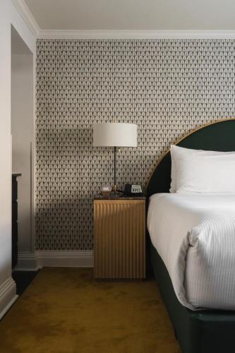 Deluxe King Room image 1