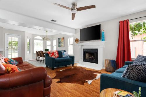Fun 6-BR Home with Private Theater & Pool in Round Rock, USA