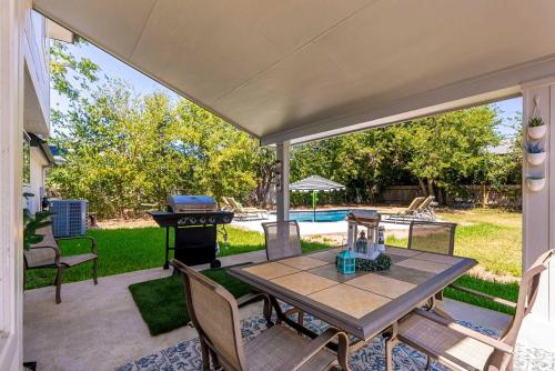 Fun 6-BR Home with Private Theater & Pool in Round Rock, USA