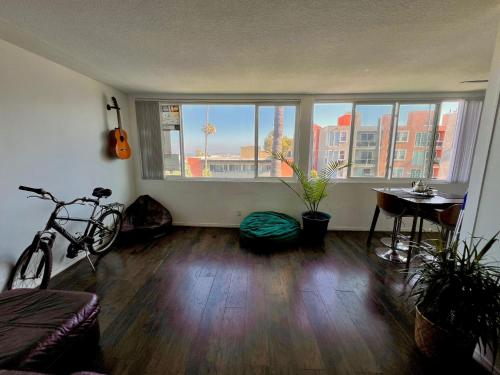 Private Room - Cozy Stay Exclusive Walk of Fame Star Experience in Los Angeles, USA