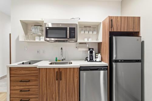 Americas Best Value Inn & Suites Port Arthur - image 12