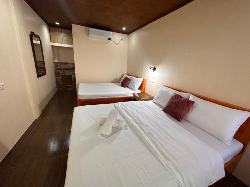 1 queen bed, 1 double bed