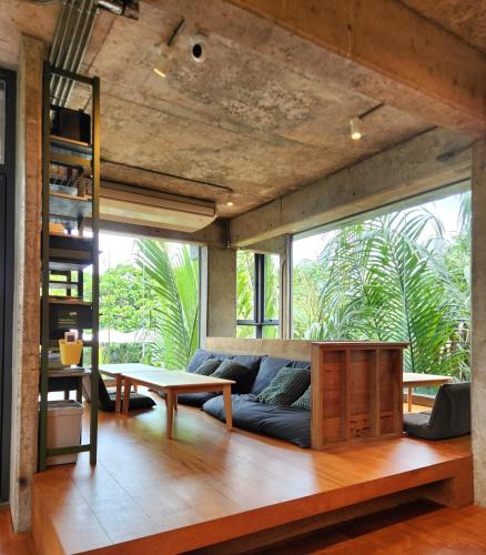 ห้องส่วนกลางสำหรับนั่งเล่น/ดูทีวี, ฮิดเดนวูดส์ (Hiddenwoods) near โรงพยาบาลทหารเรือกรุงเทพ