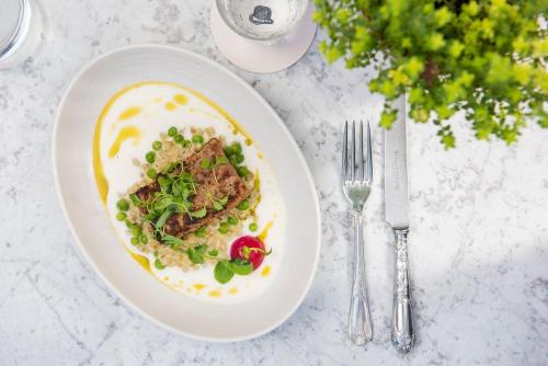 Spacious 2 Bedroom Flat With Pool Table Opposite Green Park - image 14