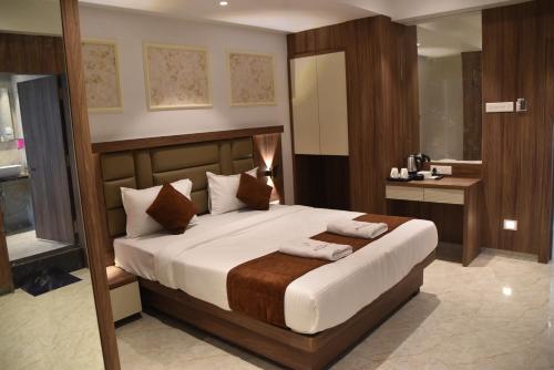 1 queen bed, 1 sofa bed