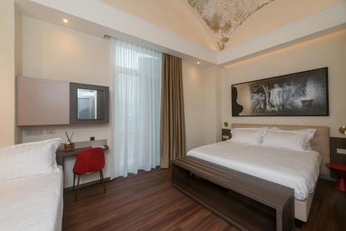 1 queen bed, 1 twin bed
