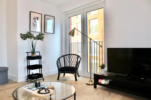 Luxury 2 bedroom apartment near central London with balcony - Open for Long stay and Families Relocatings, Londra (foto 7)