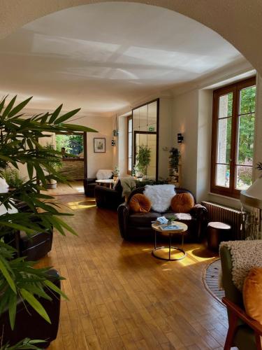 Shared lounge/TV area, Chalet Hotel La Sapiniere in Chamonix-Mont-Blanc