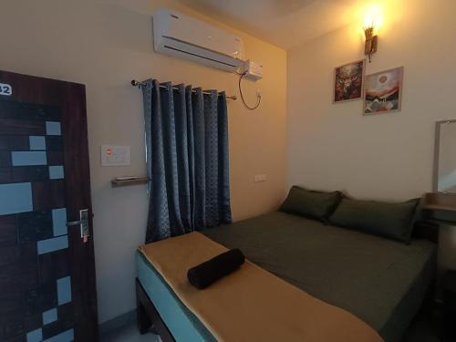 Deluxe Queen Room room in Omkara - The Fives Guest house
