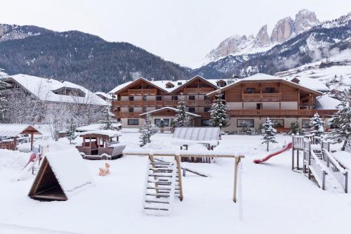 Hotel Sella Ronda Serenella - A 50 mt dalle piste da sci - Campitello di Fassa