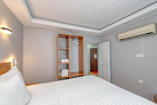 Twin Room with City View image 10