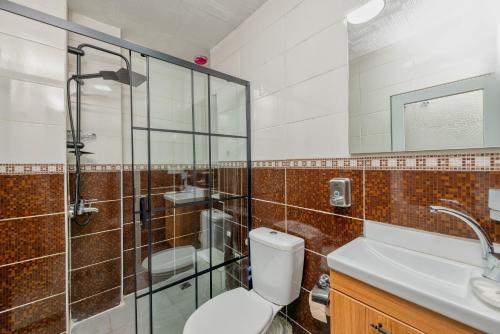 Twin Room with City View image 4