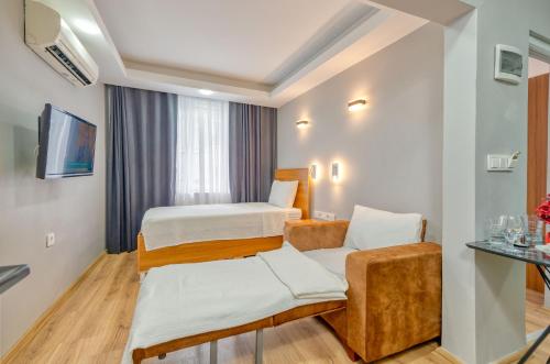 Twin Room with City View image 9