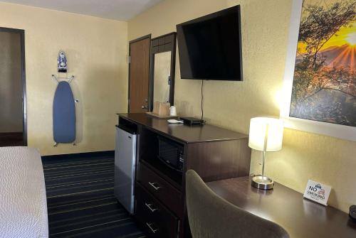 Days Inn by Wyndham Holbrook - image 30