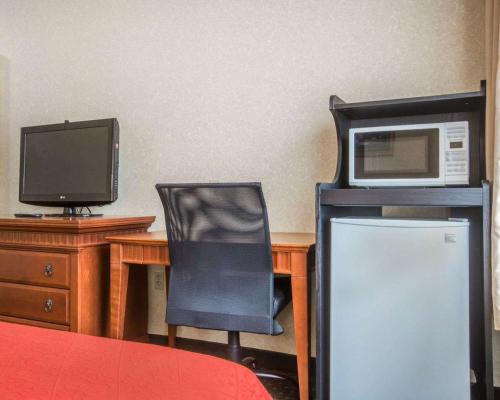 Econo Lodge Glens Falls - Lake George - image 4
